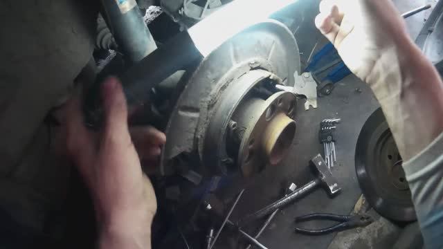 Ремонт ручника автомобиля BMW E34 замена тросов и колодок