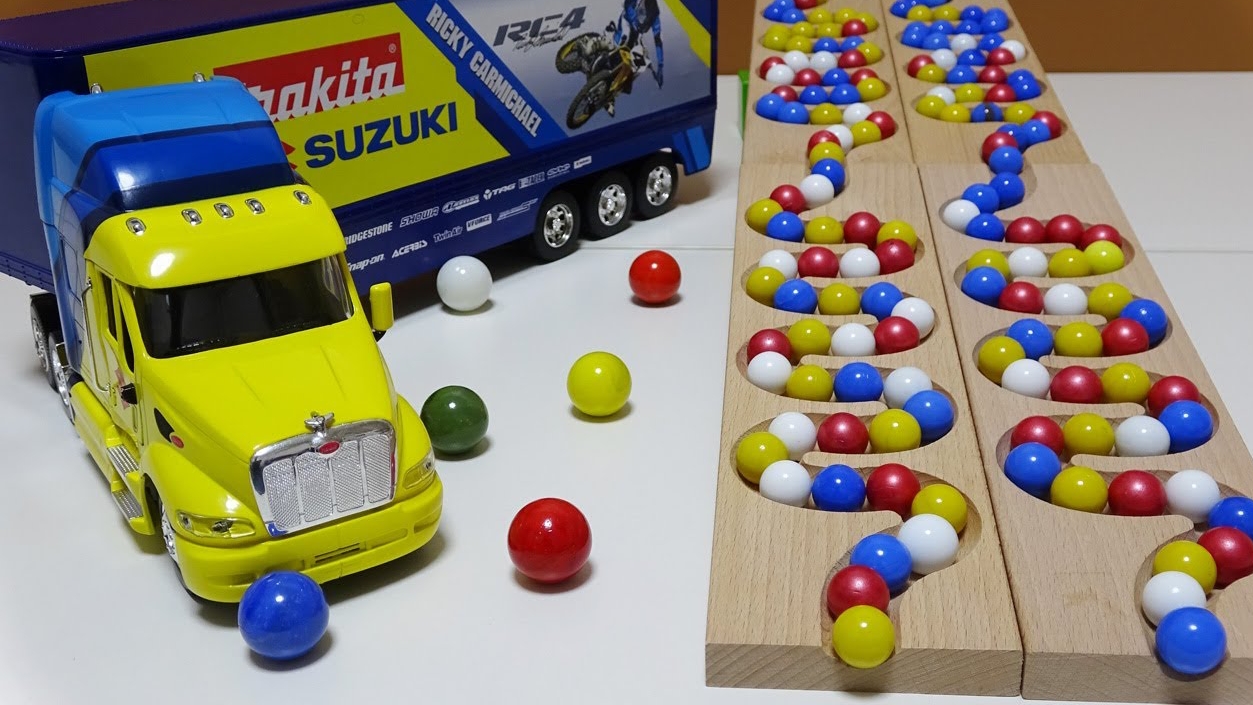 Играем в разноцветные шарики скатываем по лабиринту в большую фуру, детям