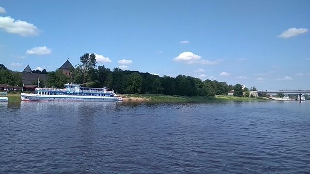 Мимо Кремля по реке!Белые пароходы !