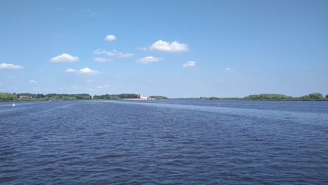 Туристы на корабле в жаркий день!Впереди озеро Ильмень!