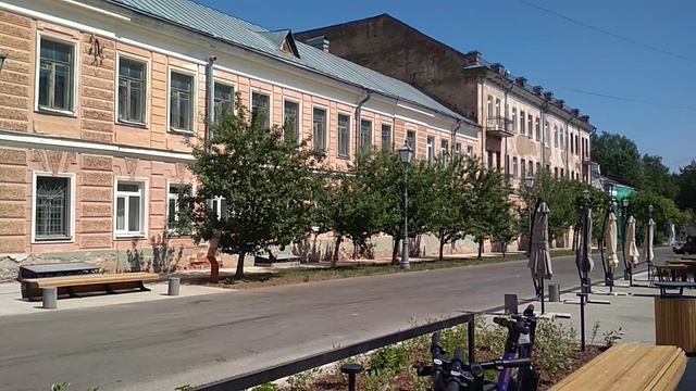 Здесь хорошо снимать фильмы!Тихая улочка!