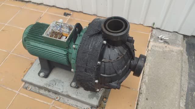 Ремонт чиллера, заклинило двигатель насоса.