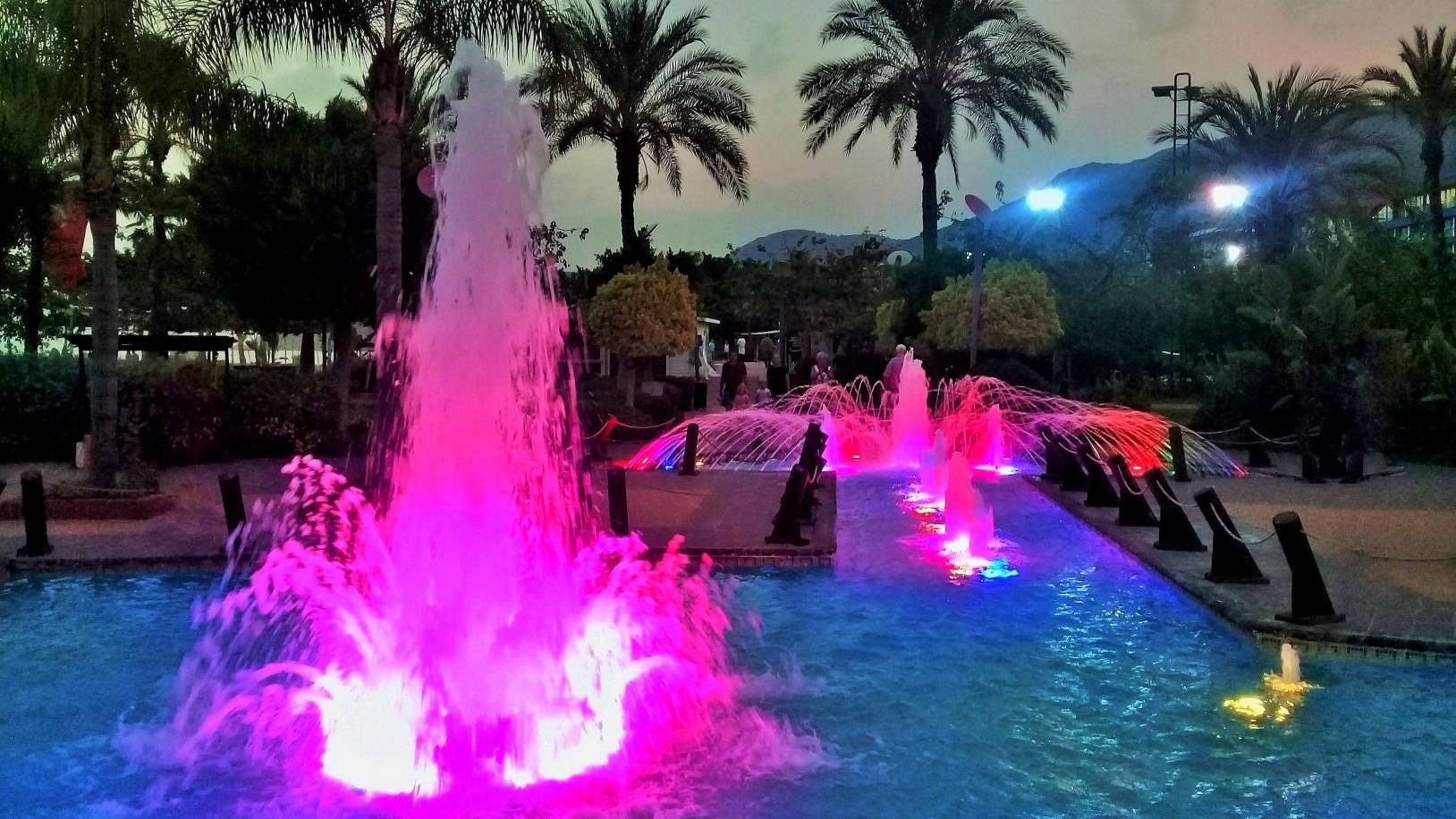 Турция. Аланья. Фонтаны с подсветкой в парке рядом с пляжем Клеопатры.