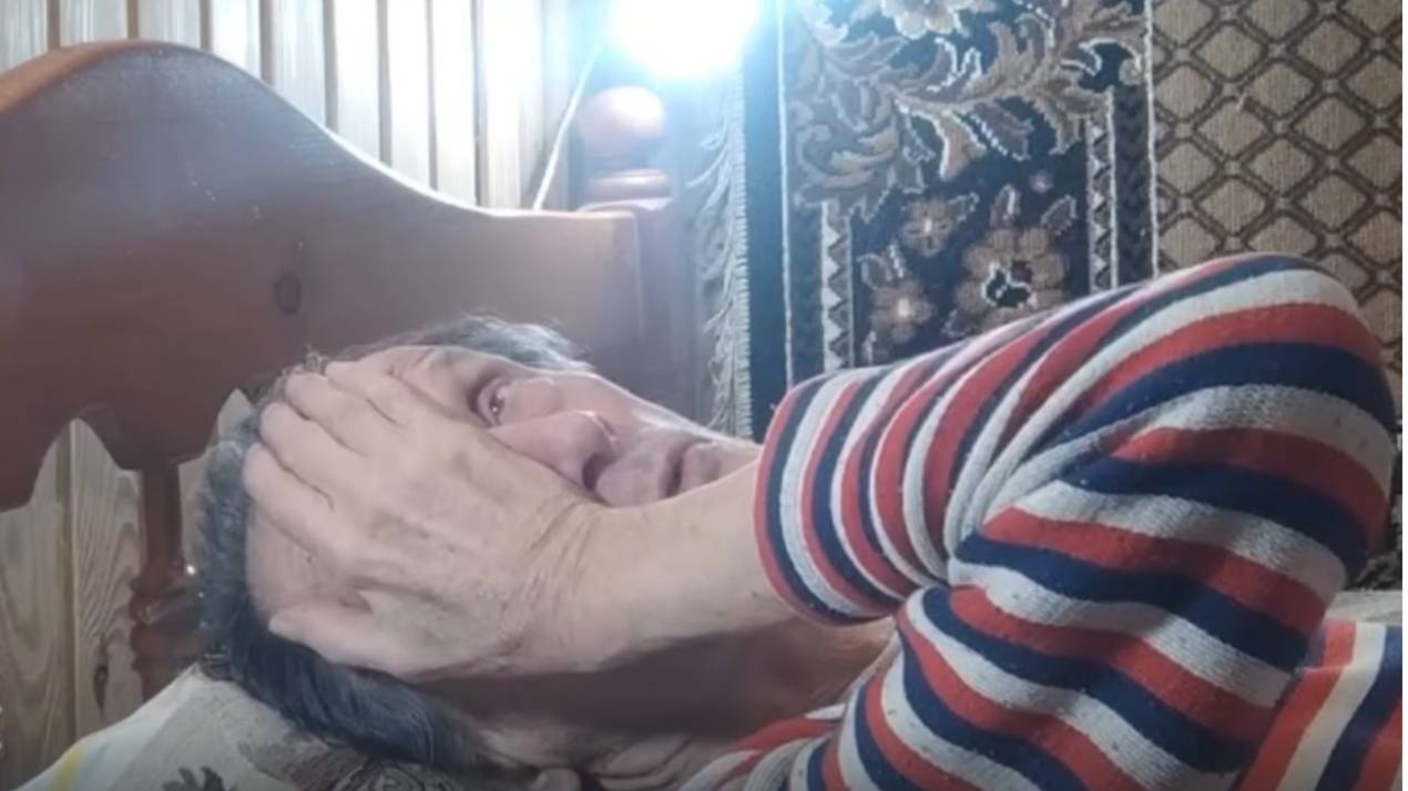 Один глаз закрыт. Другой смотрит ПРЯМО на лампу 1 удар сердца!