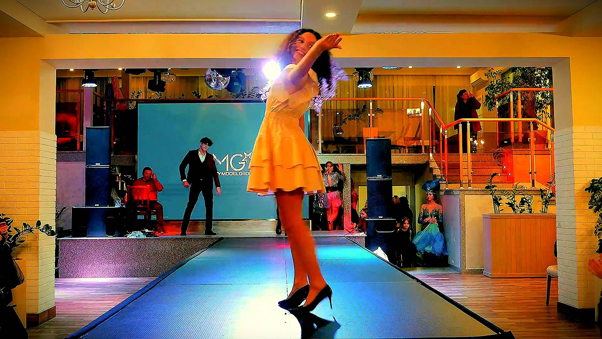 9 ПОЦЕЛУЕВ .ДЕВУШКИ КАК ЗВЕЗДЫ . ДЕФИЛЕ ЮНЫХ МОДЕЛЕЙ . 1000планет