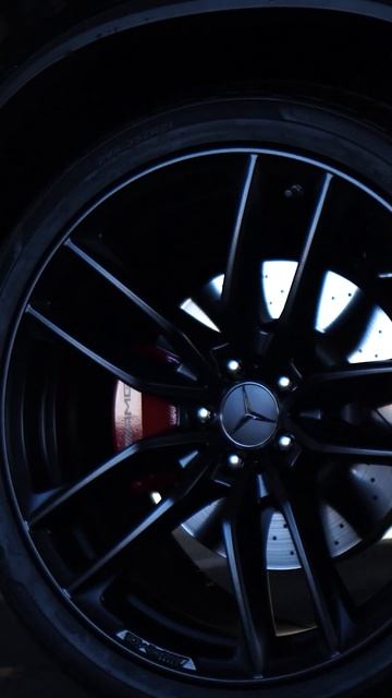 Хотите быть самым брутальным на дороге? Берите Mercedes 63 AMG ☝️