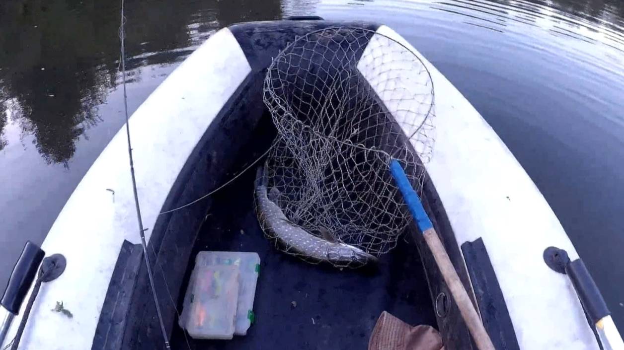 ОСОБЫЙ МОМЕНТ - КОГДА ВЫРУЧАЕТ ТОНУЩИЙ ВОБЛЕР.Рыбалка спиннингом на малой реке.