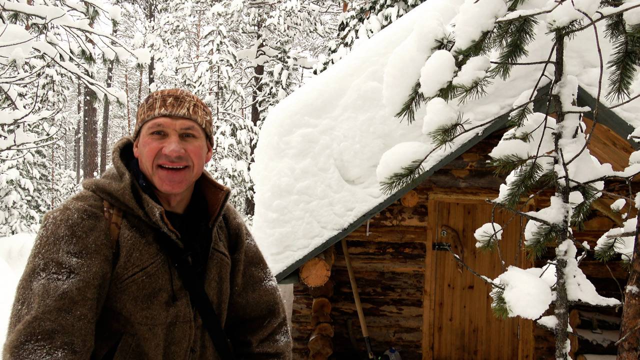 В своей избе. Камусные лыжи