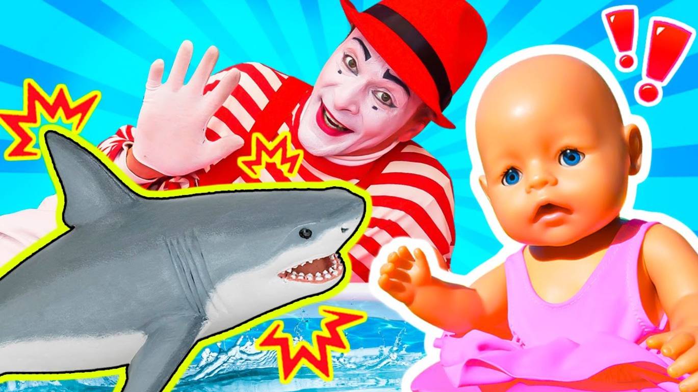 Дайте нам покупаться!  Кукла Эмили и игрушки купаются 💦