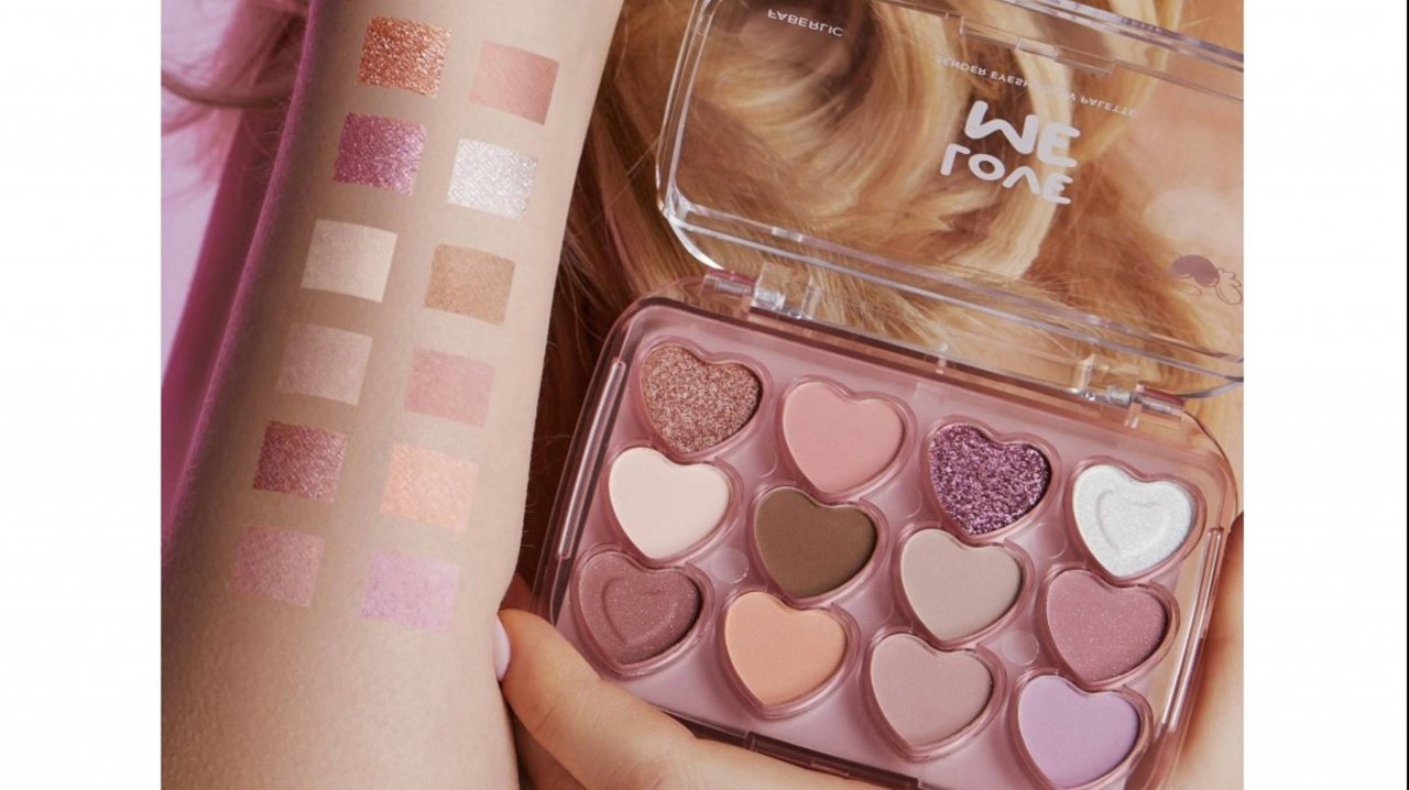 Сортировка разносторонней косметики.