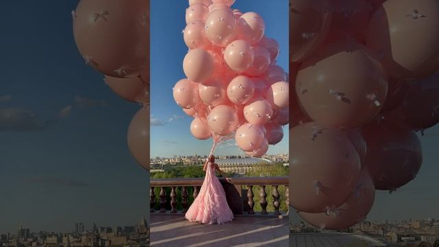 Видео зарисовка. Быть одновременно мягкой и сильной — это комбинация, которой владеют очень немногие