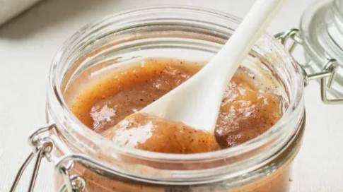 Грушевый соус с финиками