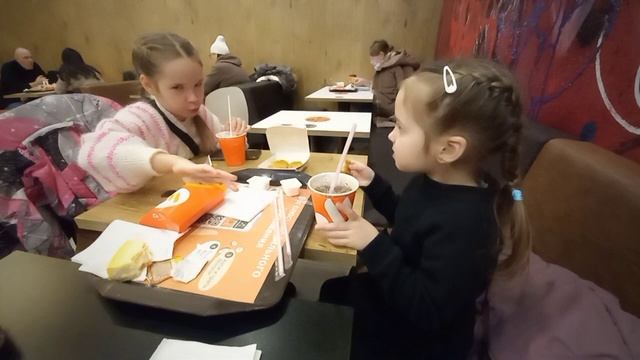 Приехала в Питер к внучкам. Первый день работаю бабушкой