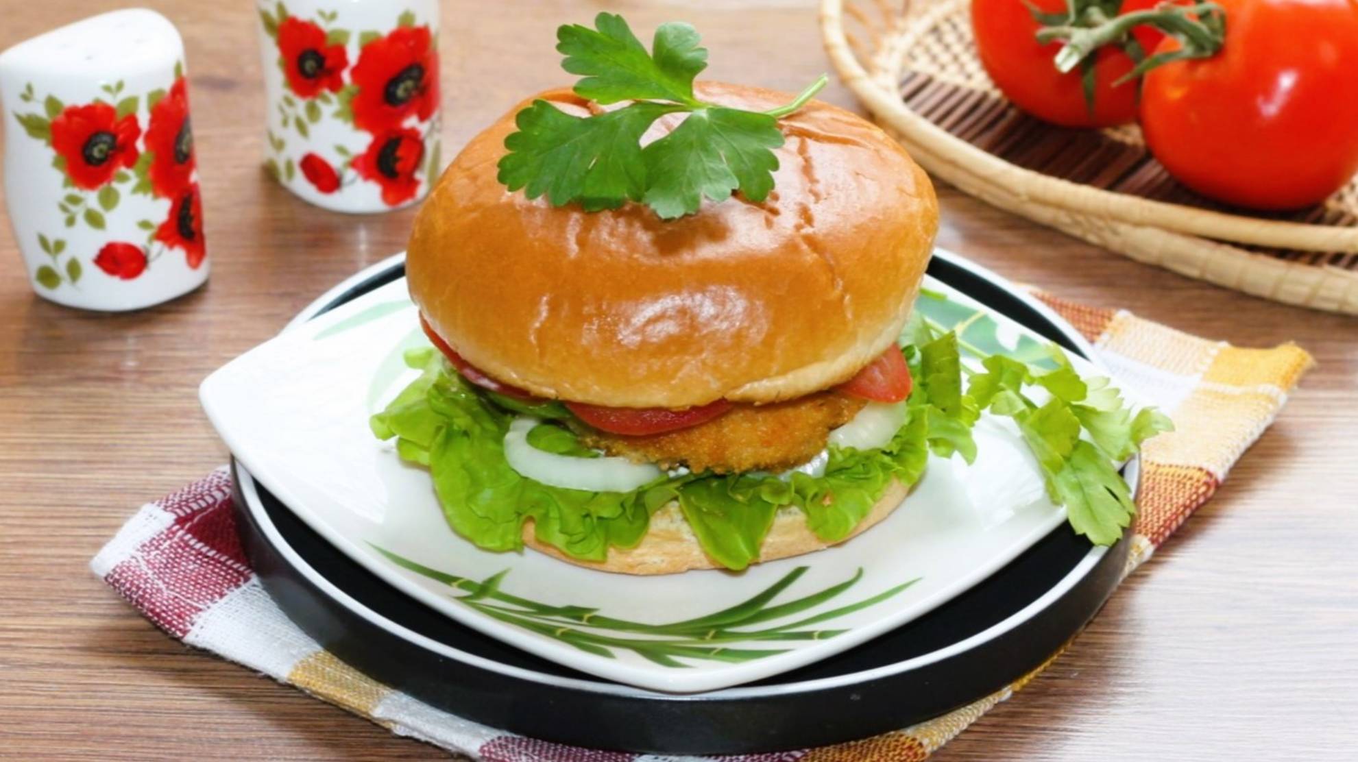 Бургер с куриной котлетой и овощами