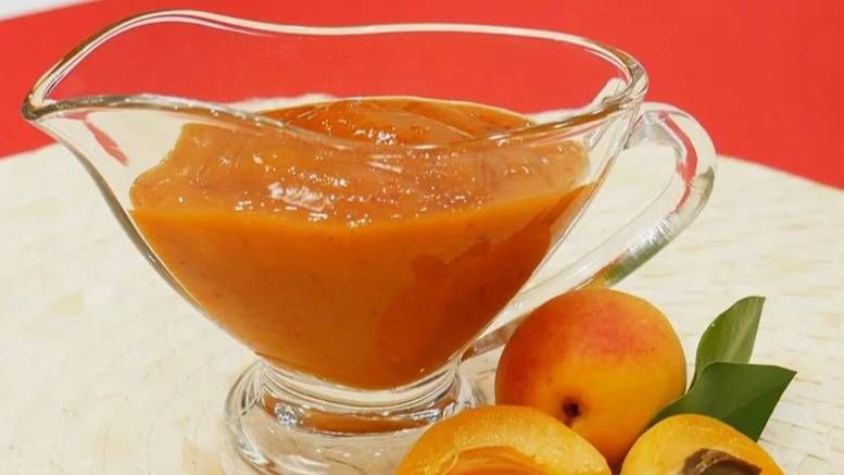 Абрикосовый соус с черным изюмом.
