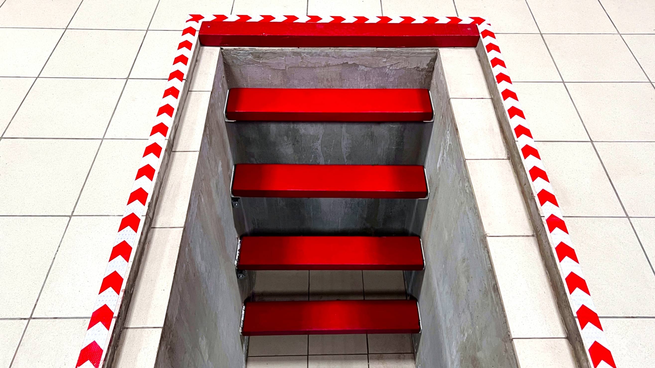 Простейшая откидная лестница в яму гаража своими руками