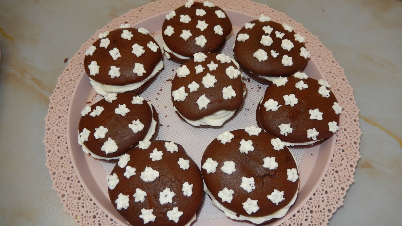 Рецепт. Ну очень вкусное  простое,  бисквитное пирожное.  Вупи-Пай, с вкусным кремом.