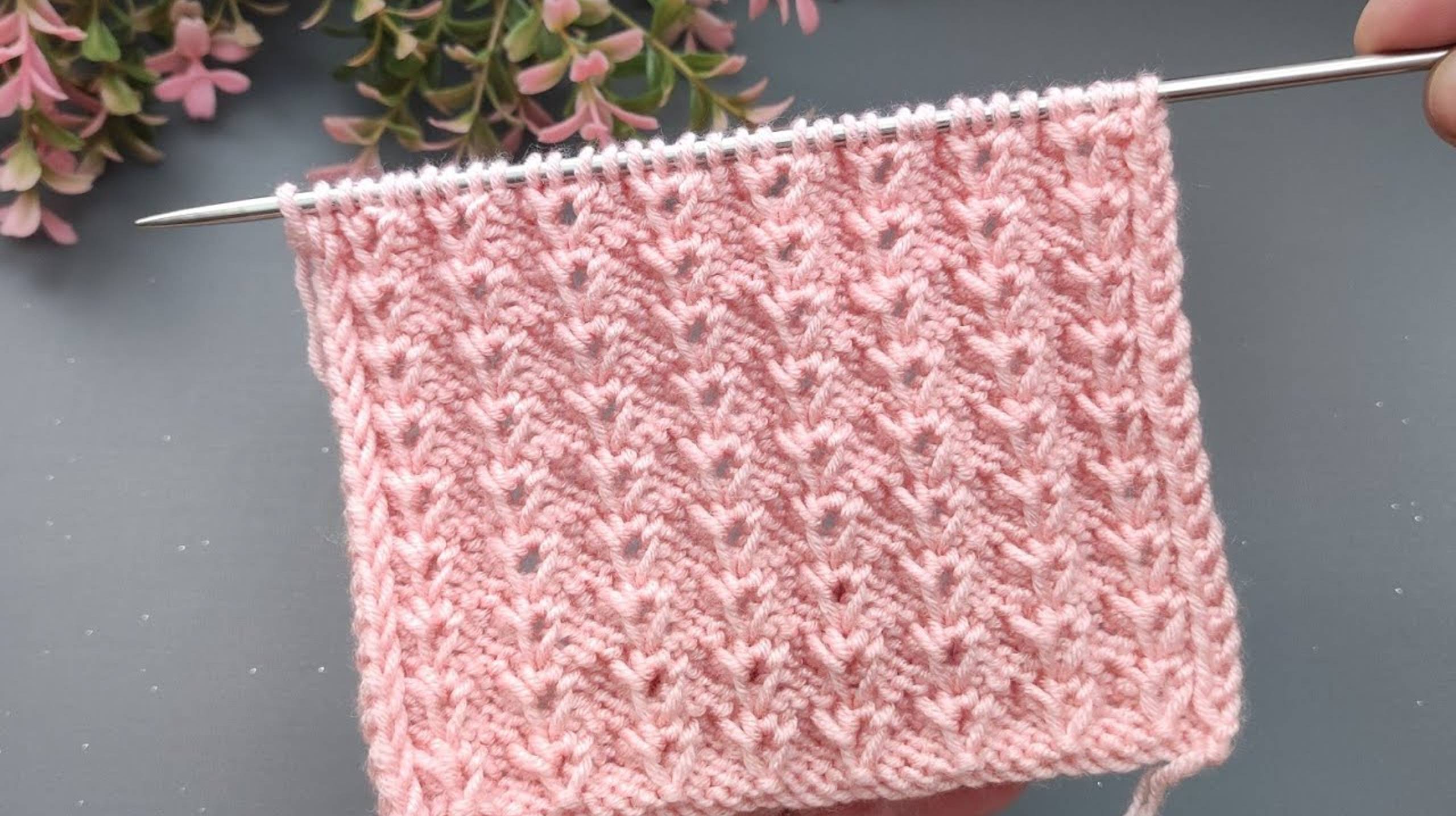 Легкий и красивый узор для вязания связанный спицами