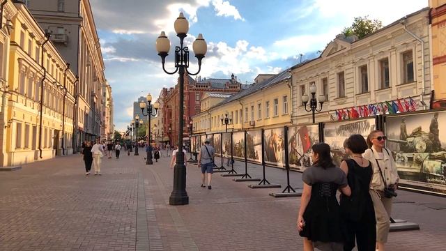 Летняя прогулка по Москве ☀️ Старый Арбат Историческая улица 🗝️ Уличная жизнь и живая музыка