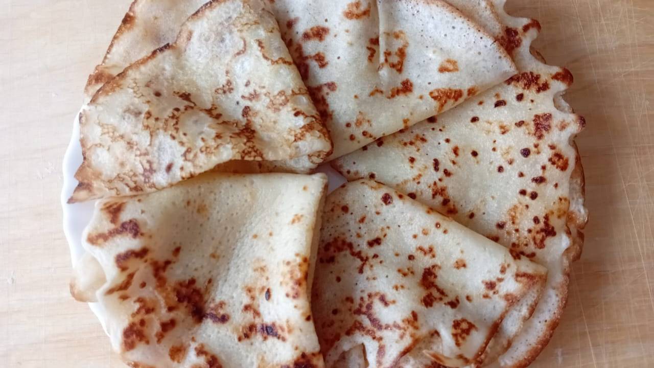 Почему блины рвутся и прилипают к сковороде, как это исправить