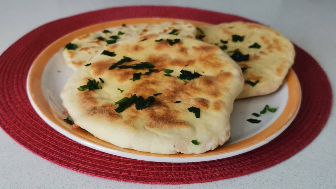 Простой рецепт, как приготовить домашние лепешки на кефире с начинкой на завтрак, обед или ужин.