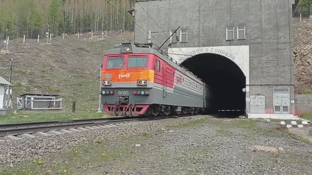 БАМ. Состав на Северобайкальск выходит из 2-го Мысового тоннеля