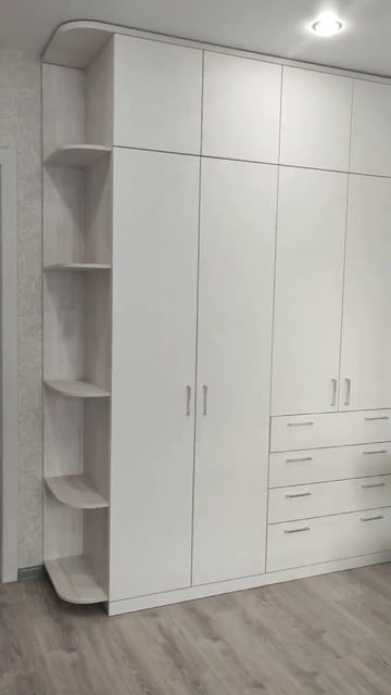 Шкаф, туалетный столик, тумбочки, тв стенка в спальню. Белая мебель в современном стиле для спальни