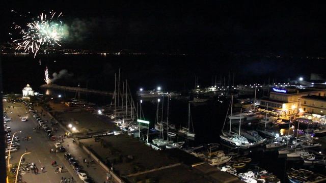 Италия. Ночной Неаполь. Салют над крепостью.