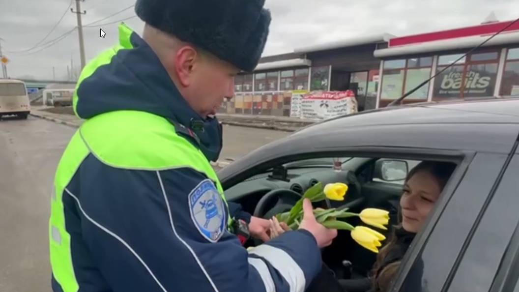 В Белгородской области продолжается акция «Цветы для автоледи»