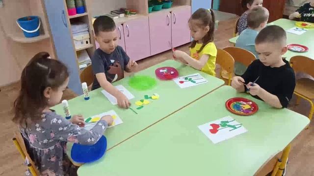 6.03.2025 Аппликация "Цветы для мамы"