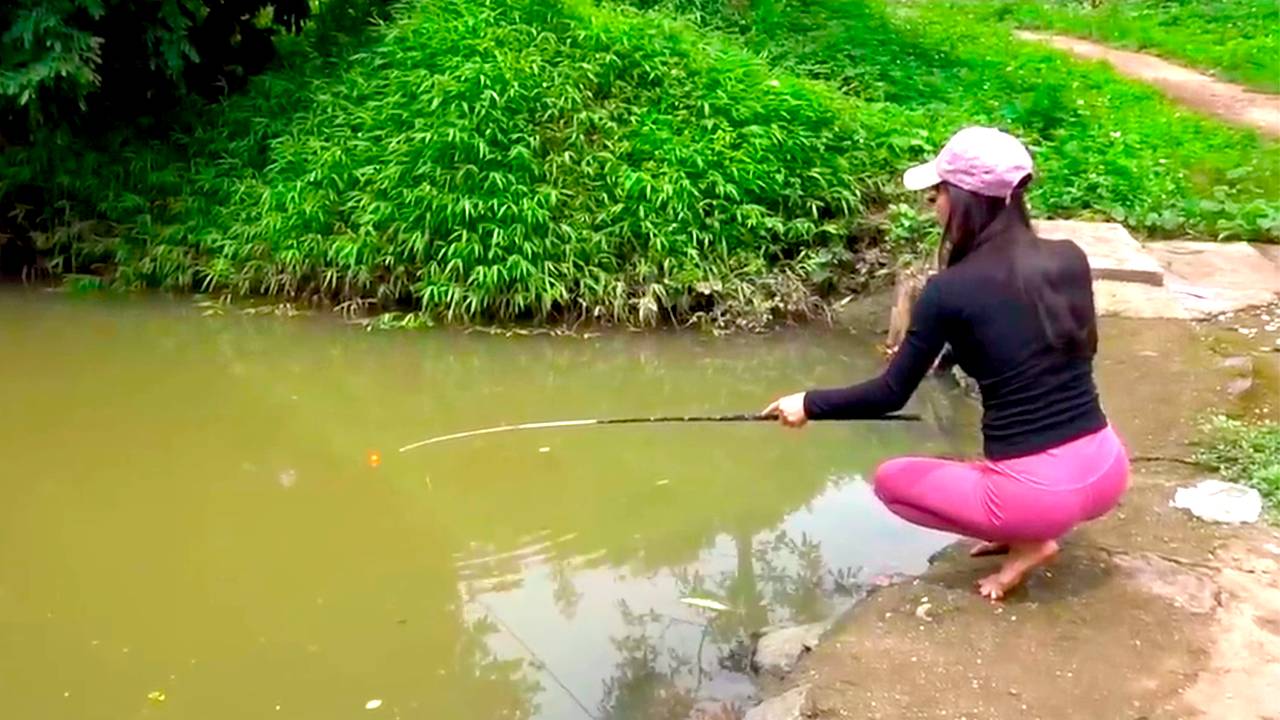 Красивая Рыбалка Девушка ловит крупную рыбу на поплавок в маленькой речке водится большая рыба