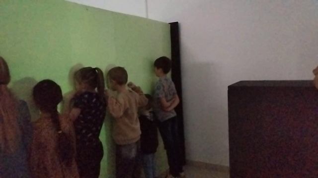 Вика показывает пришельца Жорика, а так же стена, на которой застывает тень