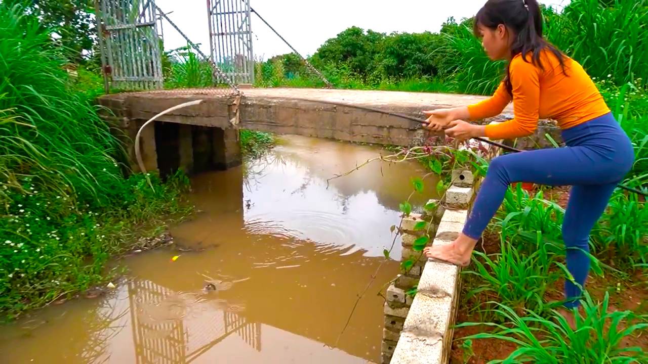 Удивительная Рыбалка Красивая Девушка Ловит Рыбу Традиционным Способом на Удочку с поплавком