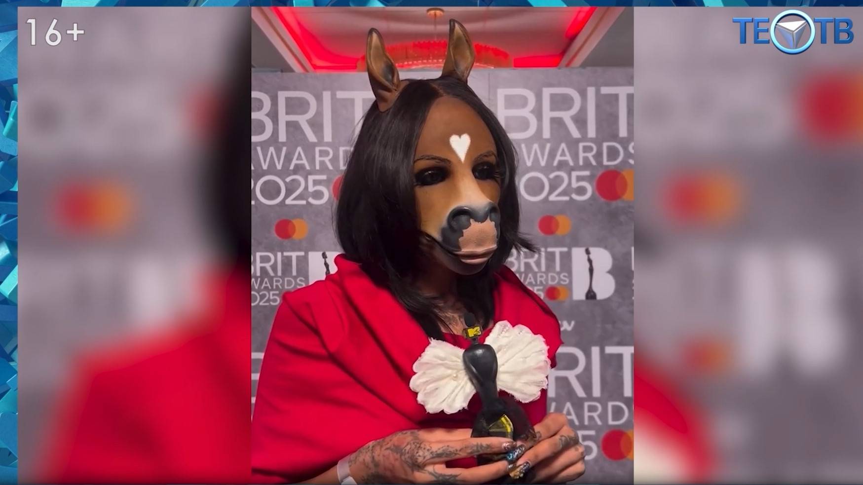 Женщина-лошадь, которая поёт!