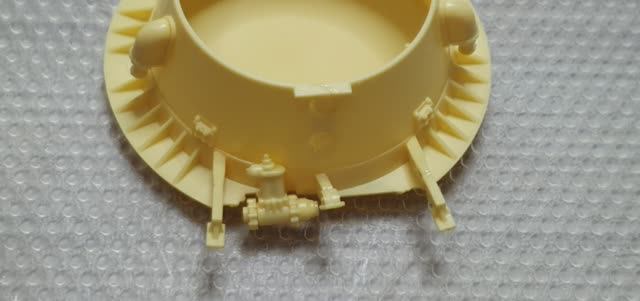 Установка деталей опоры солнечной батареи сборной модели "Луноход-1". RED IRON MODELS. 1/24