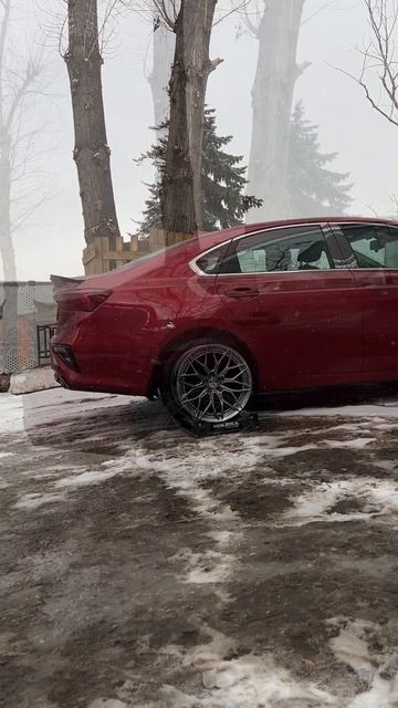 Kia Cerato на примерке дисков в 18-ом диаметре