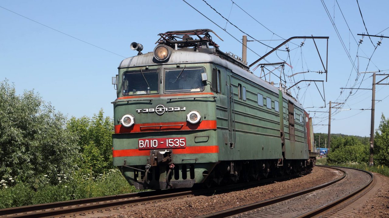 Круглобуферный ВЛ10-1535,"бритый" ВЛ10-1316,зелёная "машка",два экс-"попугая" и другие поезда на БМО