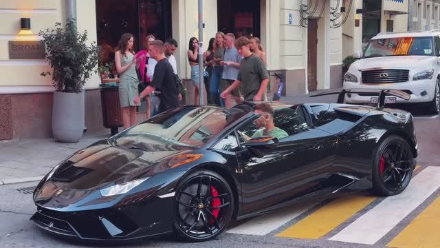 Жара, шик и роскошь: Летняя прогулка девушки в самом сердце Москвы