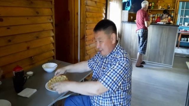Пробую гигантский чебурек на Верхней Амге
