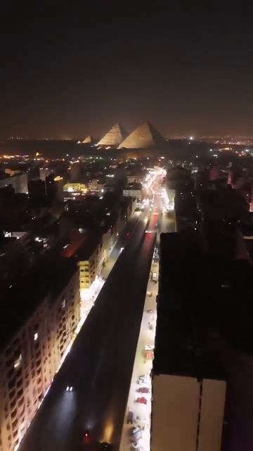 Пирамиды как часть Каира. Красиво и величественно.