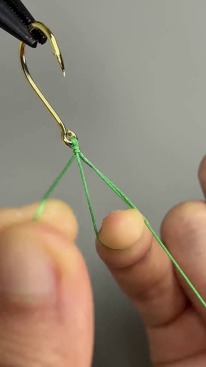 Как просто привязать крючок к леске для рыбалки Очень простой и прочный подходит для начинающих