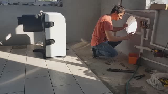Подключение котла в доме. Отопление и газ. Стройка дома своими руками. Газовый котёл на кухне.