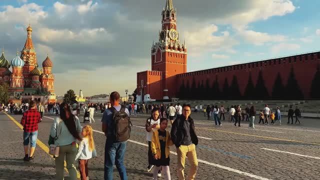 Летнее волшебство: Под солнцем Москвы с самыми стильными! 🌞✨