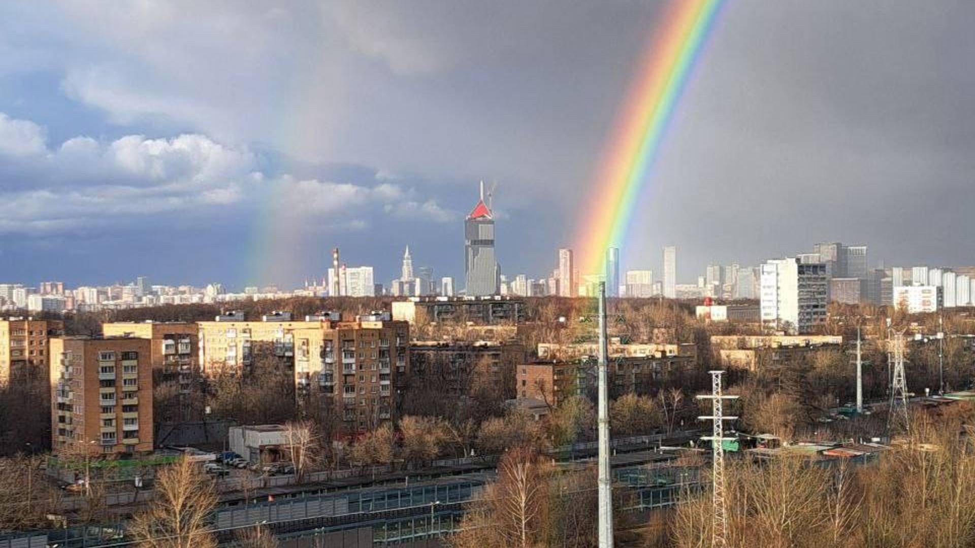 Первая — и сразу двойная — радуга появилась в Москве после шторма.