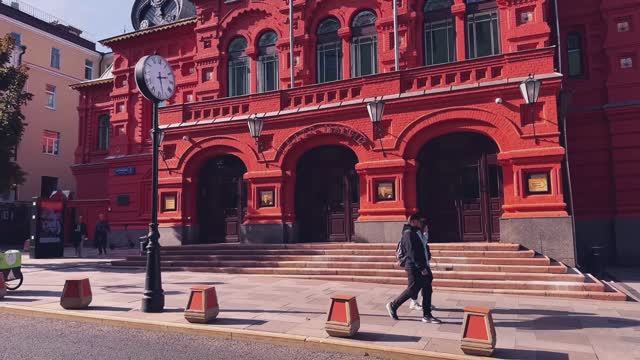 Жаркая жизнь богатых красавиц: Летний день в Москве