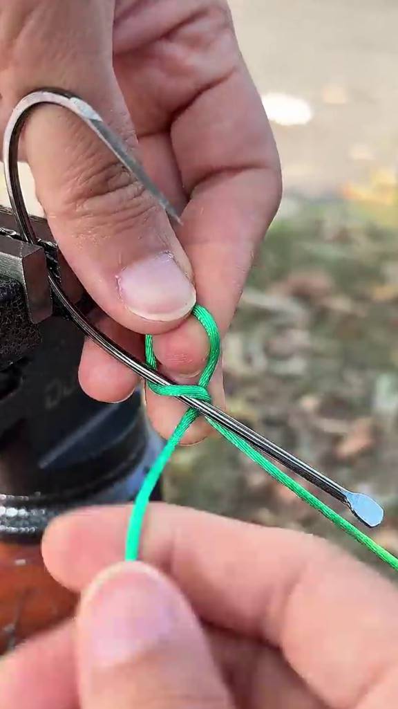 Как привязать крючок без ушка к леске простой способ покажу на видео