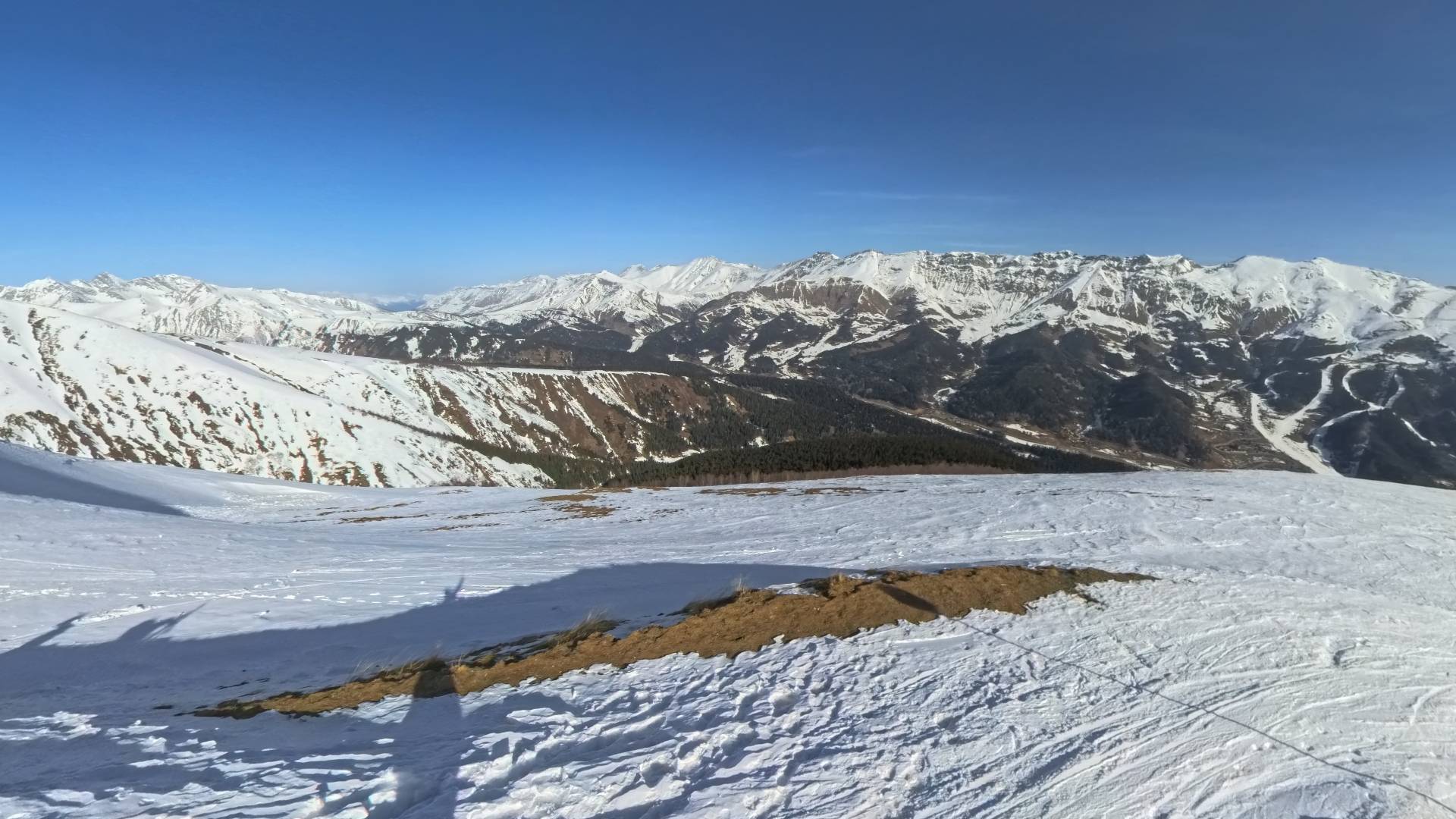 В Архыз на электромобиле. Ставлю 5-ти летнего сына на горные лыжи.
