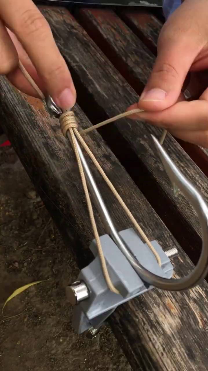 Видео как правильно привязывать крючок