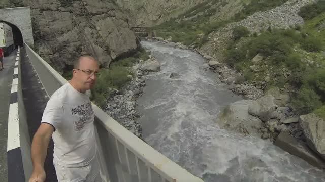 Горная бурная река Терек на границе России и Грузии ~ вид с моста на военно-грузинской дороге