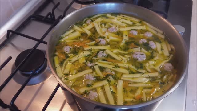 Его всегда мало и все просят добавки Суп с домашней лапшой и фрикадельками